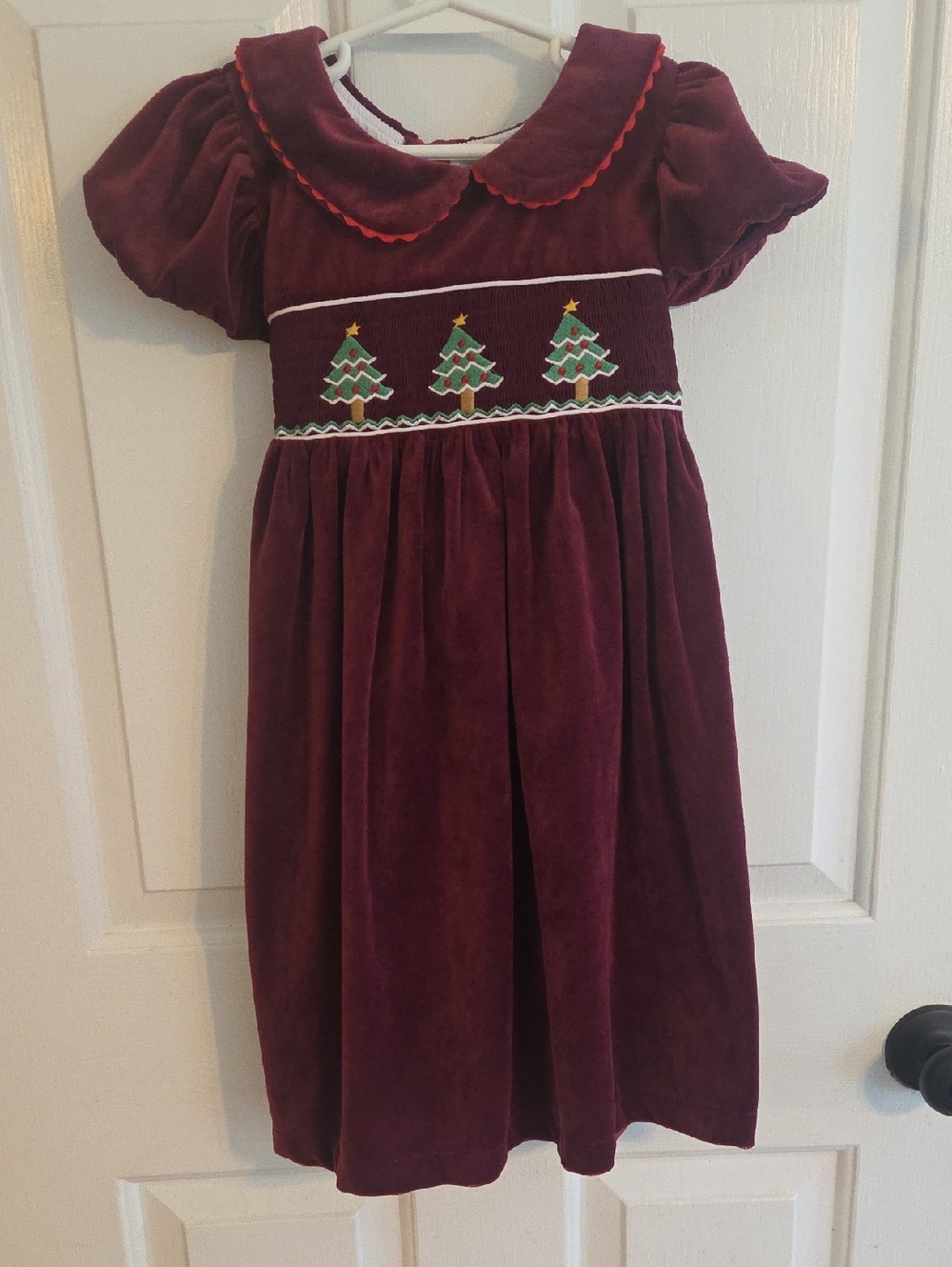 NWOT Lil Cactus Girls Burgundy Velvet Dress with Green Tree Smocking Sz 6